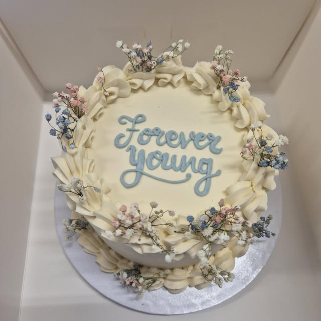 Torta Dolce Clo con fiori e scritta Forever Young