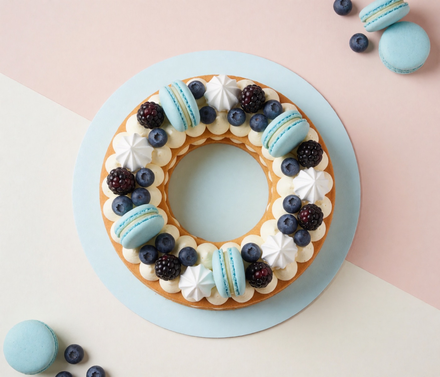 Cream tart a ciambella con mirtilli, more e macarons azzurri
