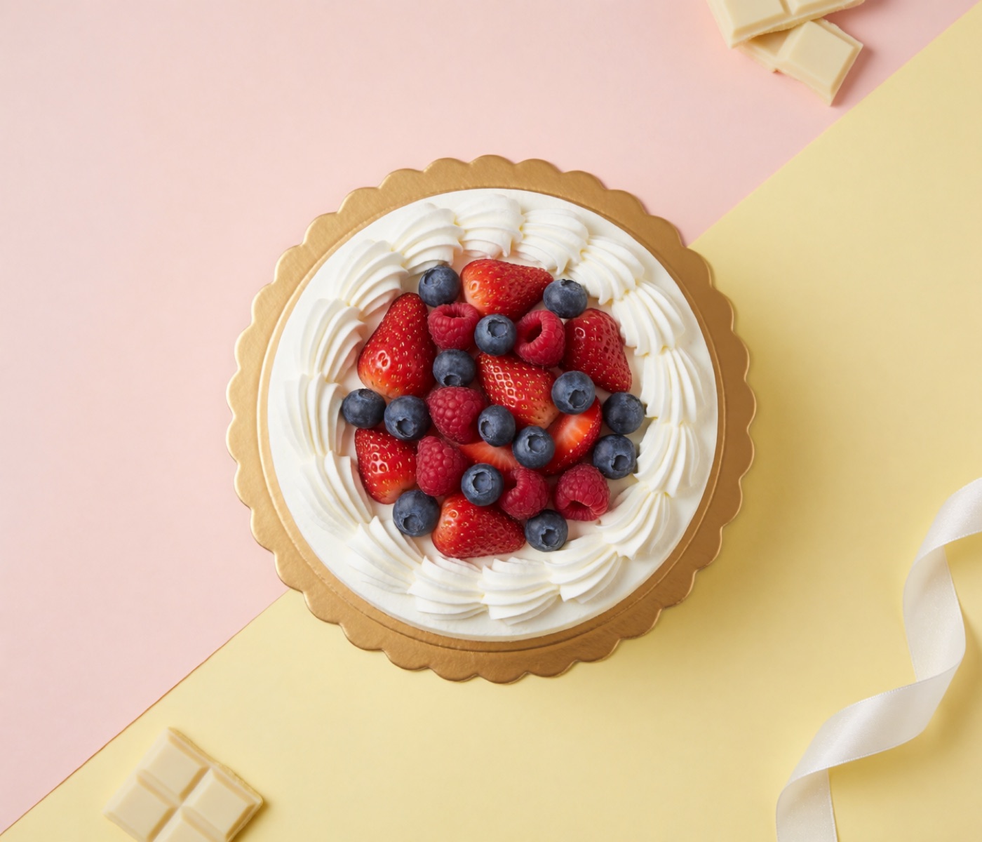 Torta alla panna con frutti di bosco su vassoio dorato